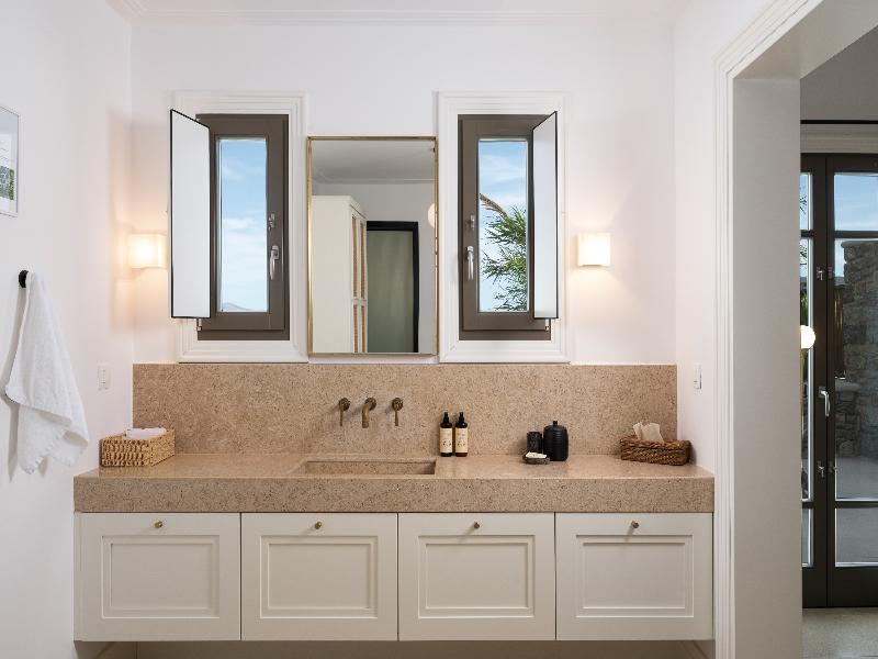 Bonzoe Suites & Villas image
