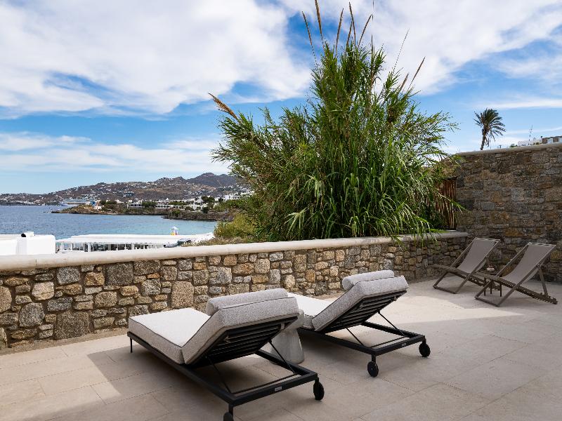 Bonzoe Suites & Villas image