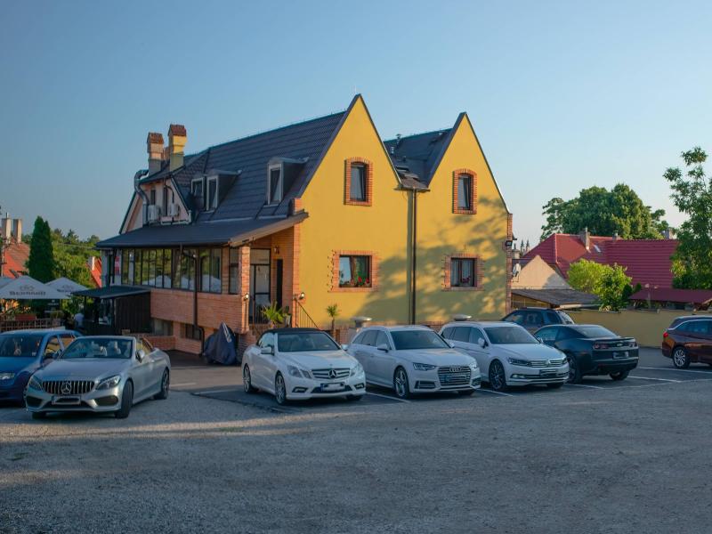 Penzion Wellness&Restaurant Zoborska, free parking image