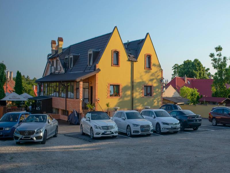Penzion Wellness&Restaurant Zoborska, free parking image