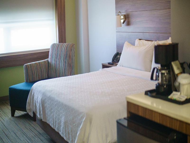 Holiday Inn Express & Suites Ensenada Centro image