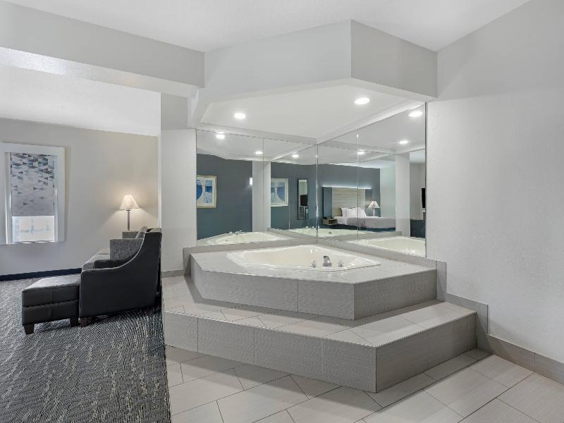 Quality Inn Suites image 9