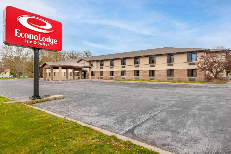 Econo Lodge Inn Suites Oconto image