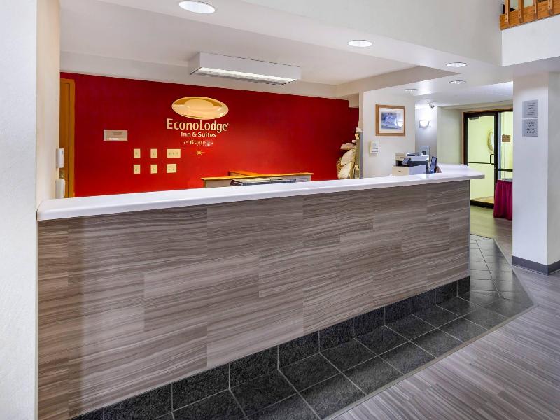 Econo Lodge Inn Suites Oconto
