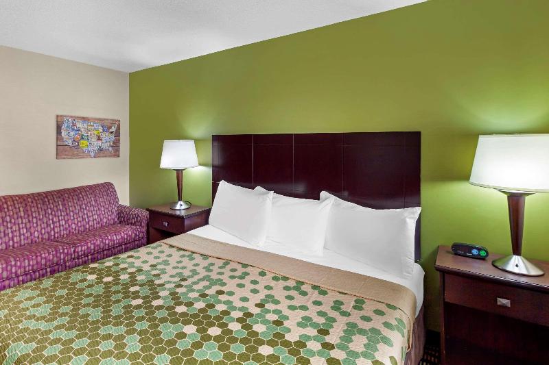 Econo Lodge Inn Suites Oconto image