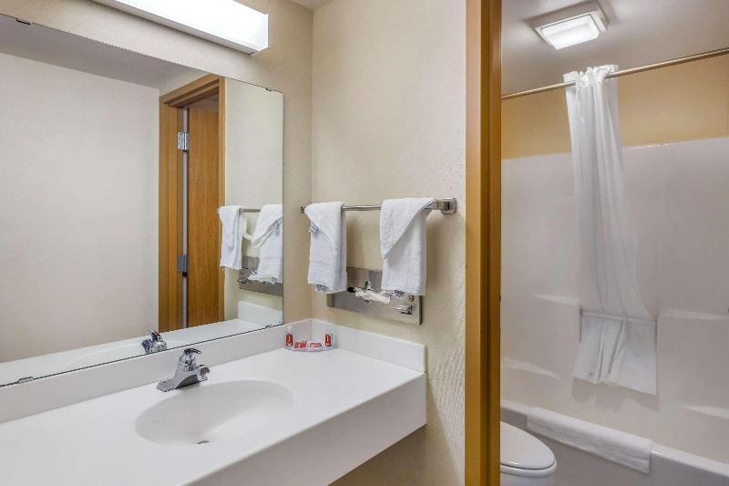 Econo Lodge Inn Suites Oconto image