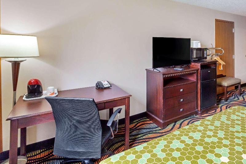Econo Lodge Inn Suites Oconto image