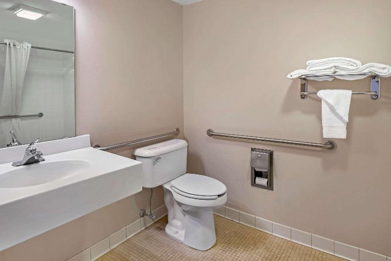 Econo Lodge Inn Suites Oconto image