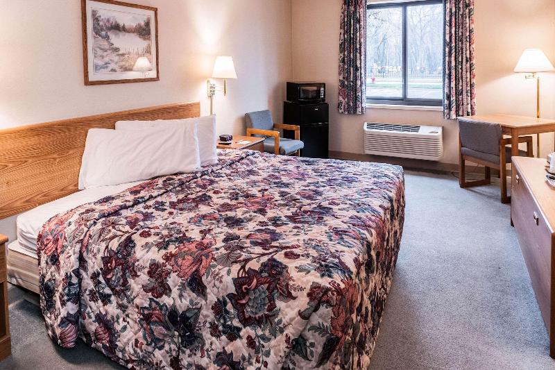 Econo Lodge Inn Suites Oconto image