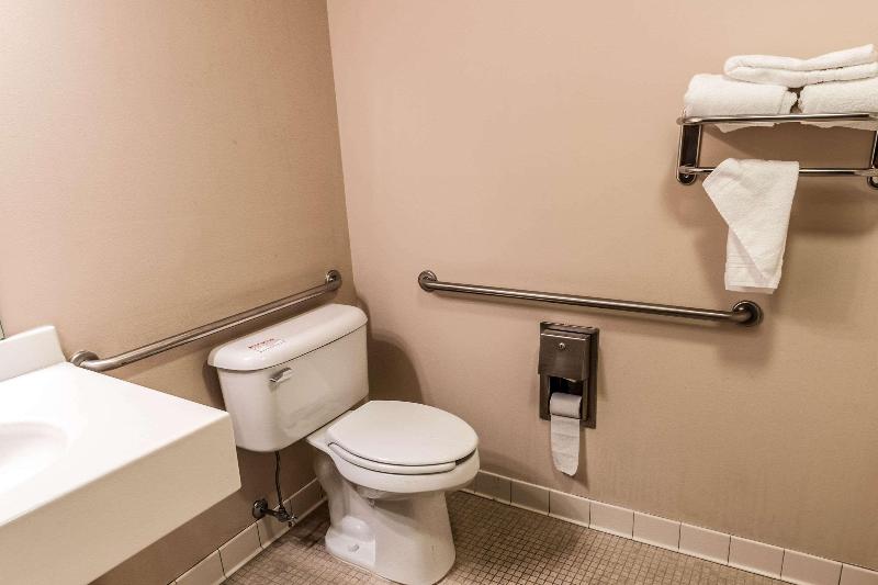 Econo Lodge Inn Suites Oconto image