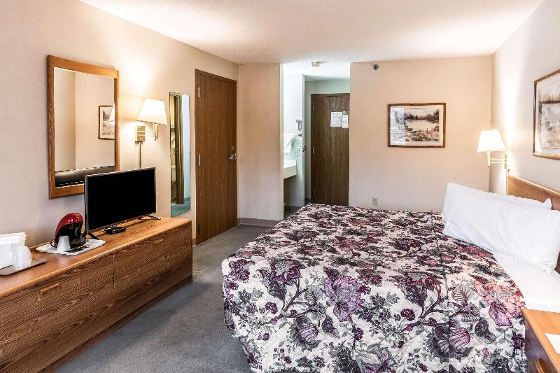 Econo Lodge Inn Suites Oconto image