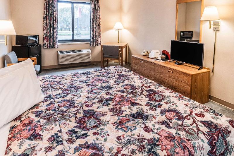Econo Lodge Inn Suites Oconto image