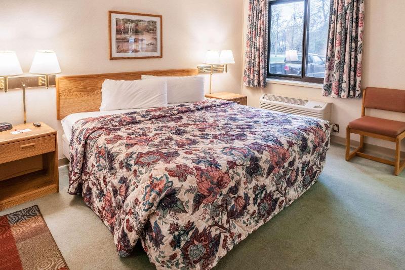 Econo Lodge Inn Suites Oconto image