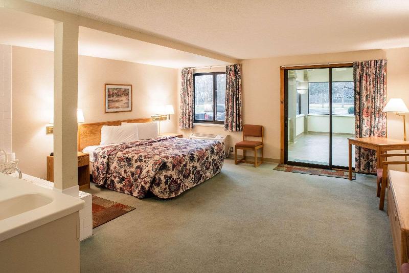 Econo Lodge Inn Suites Oconto image