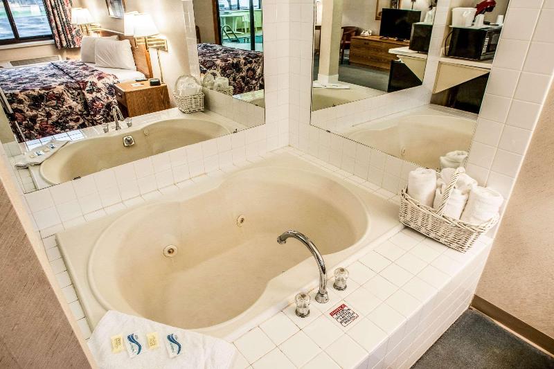Econo Lodge Inn Suites Oconto image