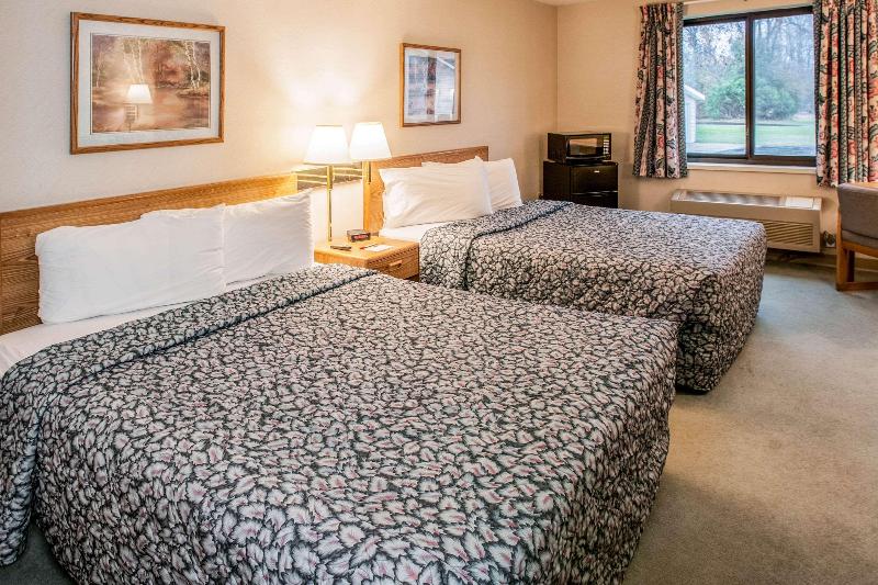 Econo Lodge Inn Suites Oconto image