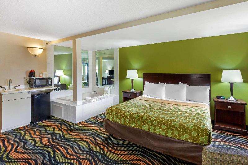 Econo Lodge Inn Suites Oconto image