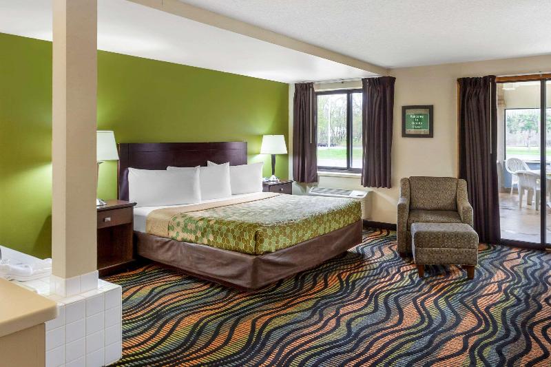 Econo Lodge Inn Suites Oconto image