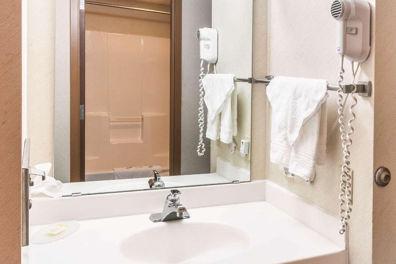 Econo Lodge Inn Suites Oconto image