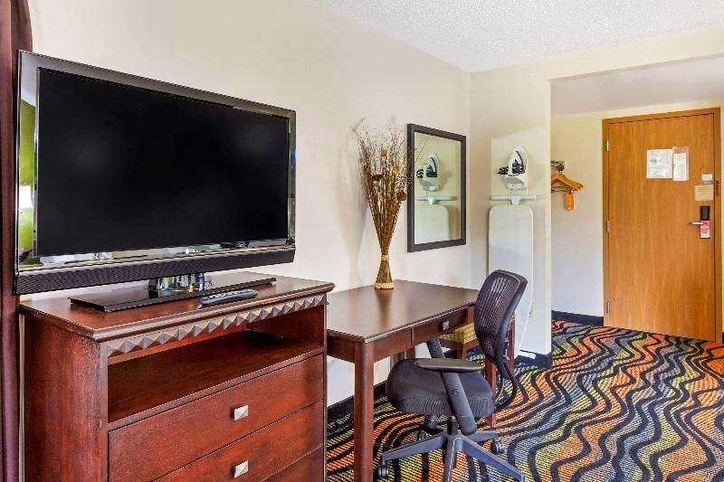 Econo Lodge Inn Suites Oconto image