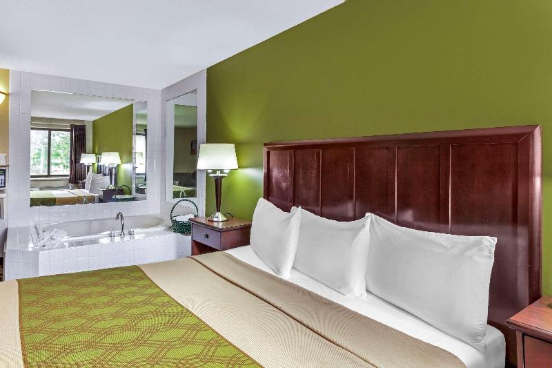 Econo Lodge Inn Suites Oconto image