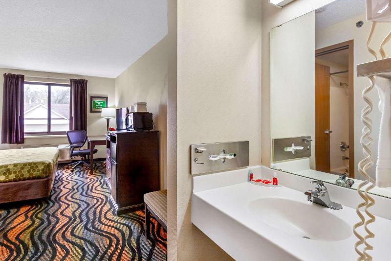 Econo Lodge Inn Suites Oconto image