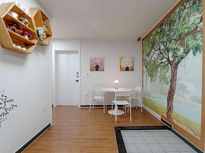 Rainboots Guesthouse image
