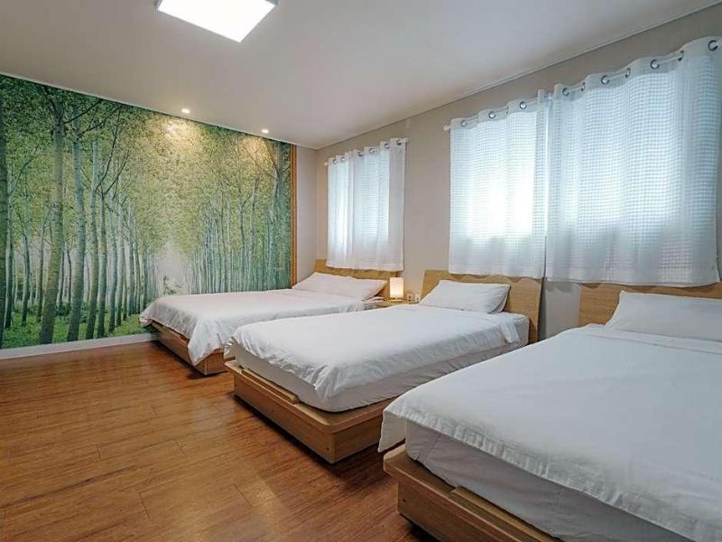 Rainboots Guesthouse image