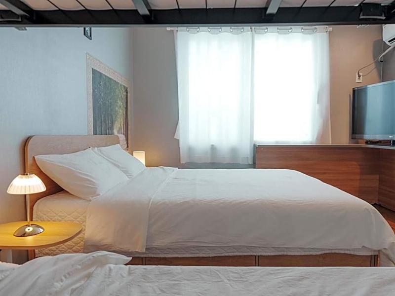 Rainboots Guesthouse image