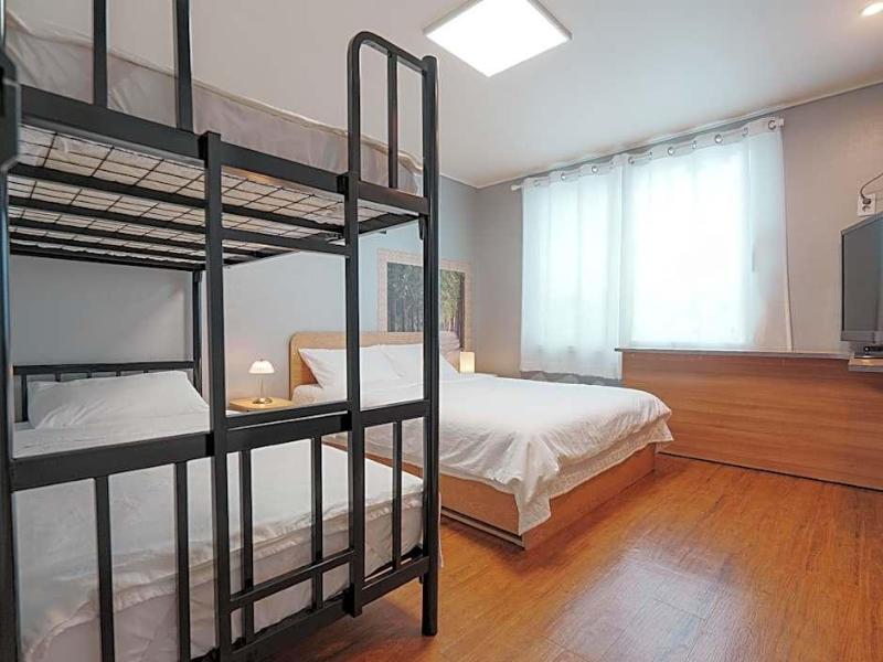 Rainboots Guesthouse image