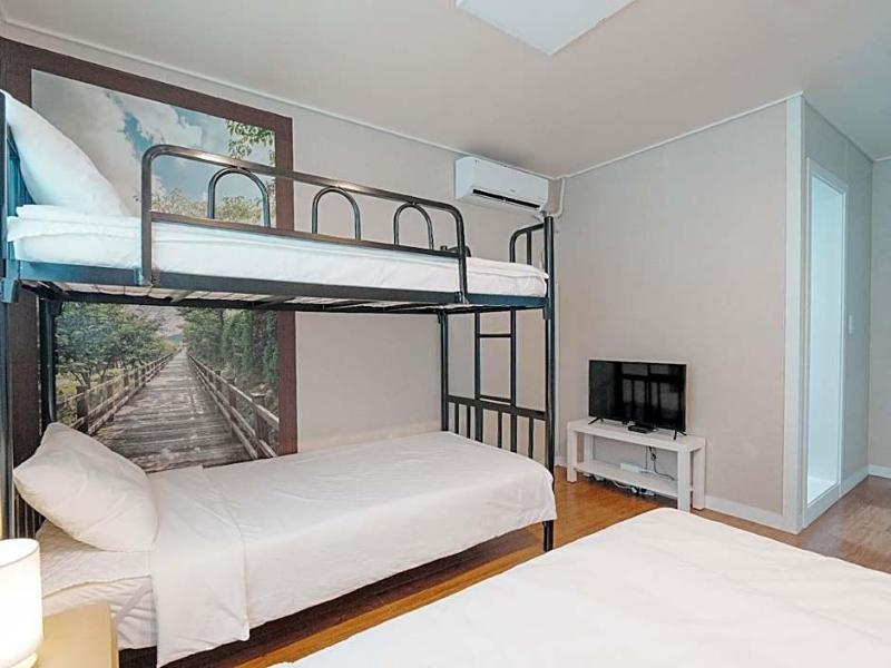 Rainboots Guesthouse image