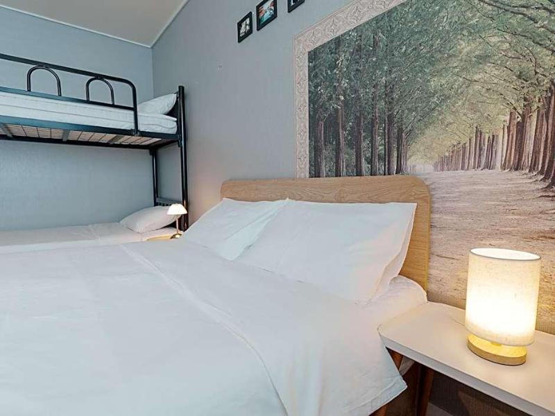 Rainboots Guesthouse image