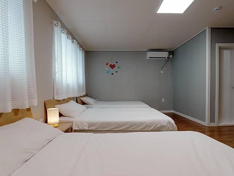Rainboots Guesthouse image