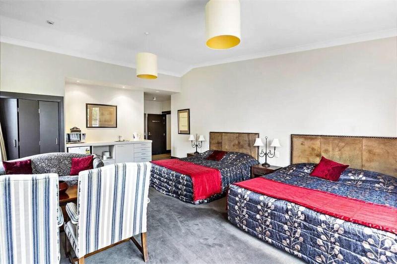 Gateway Motor Inn image