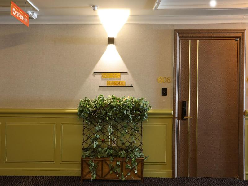 Empire Tourist Hotel image