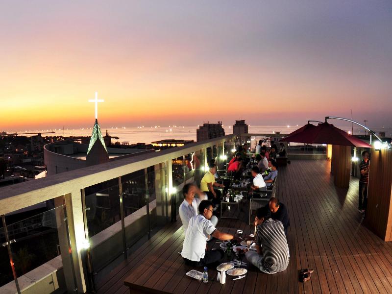 Black Sands Hotel
