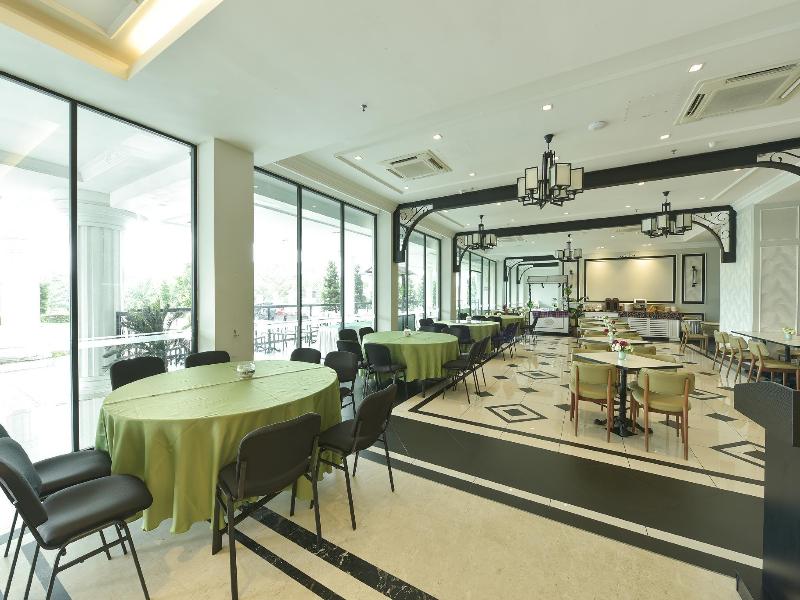 Savanna Hill Resort image