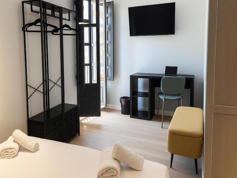 Complutum Hostel image