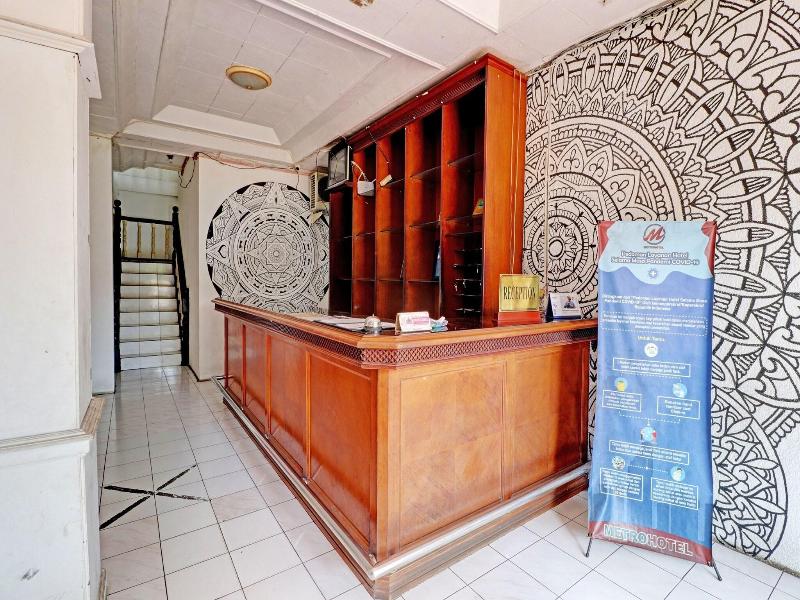 2452 Hotel Metro