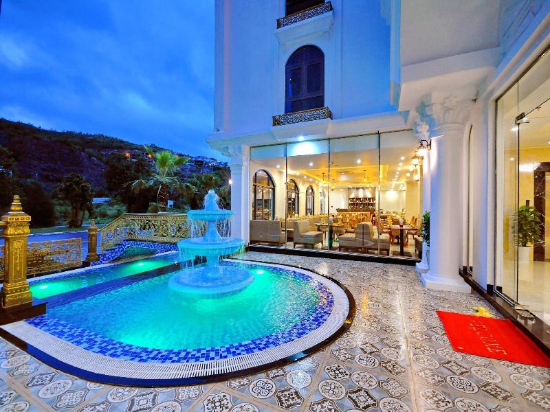 Crown Nguyen Hoang Hotel image