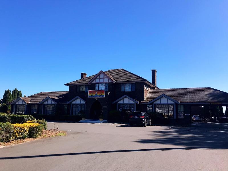 Airport Motel Sir Francis Drake image