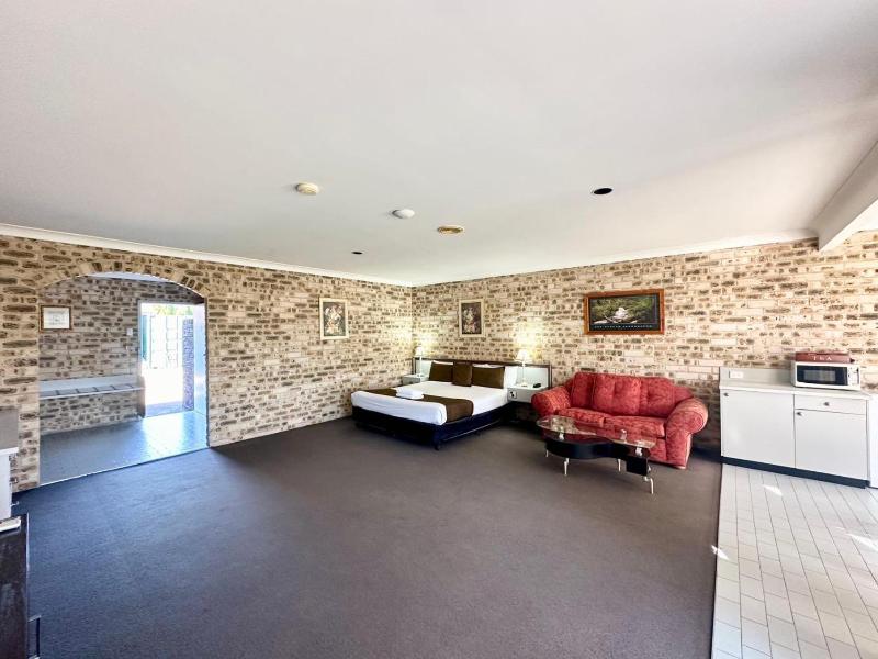 Airport Motel Sir Francis Drake image