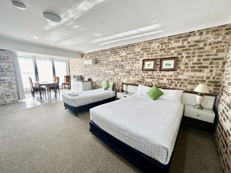 Airport Motel Sir Francis Drake image