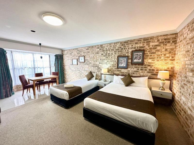 Airport Motel Sir Francis Drake image