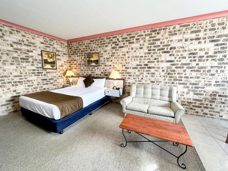 Airport Motel Sir Francis Drake image