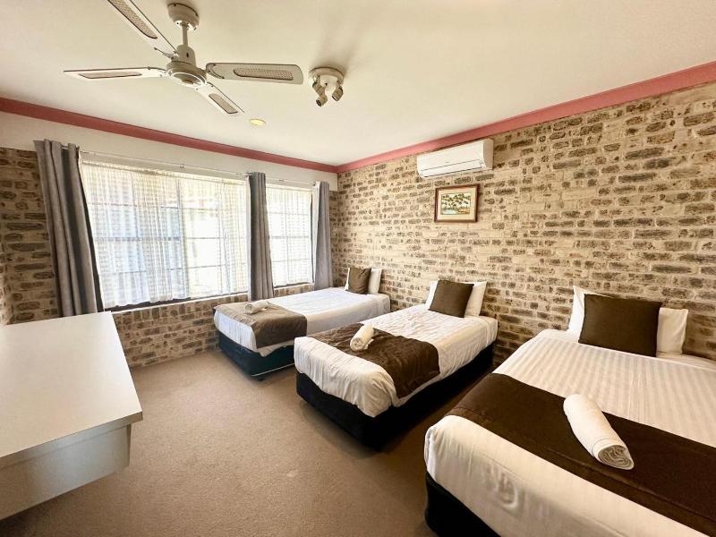 Airport Motel Sir Francis Drake image