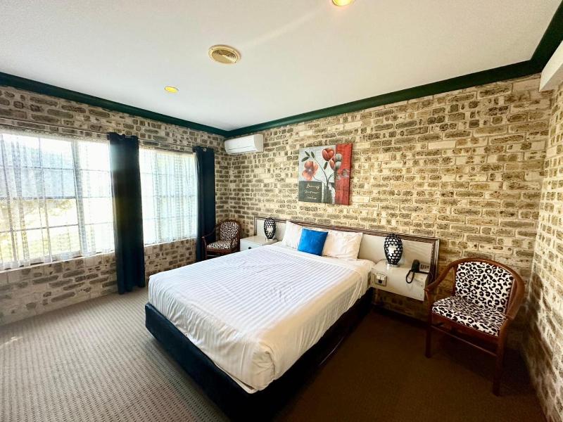 Airport Motel Sir Francis Drake image