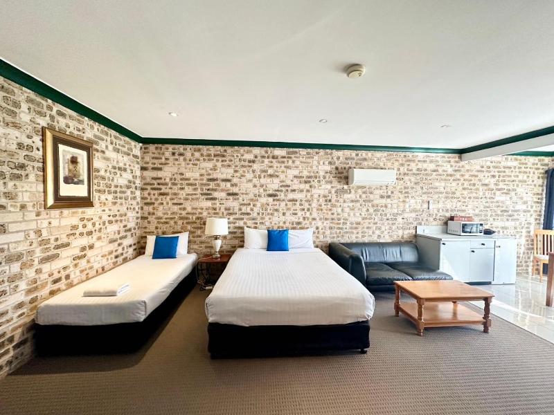 Airport Motel Sir Francis Drake image
