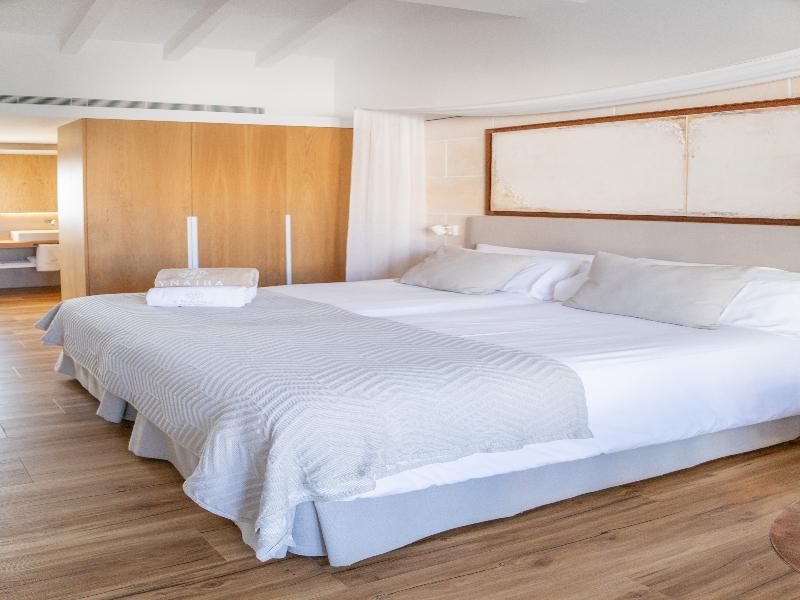 Ynaira Hotel & Spa image
