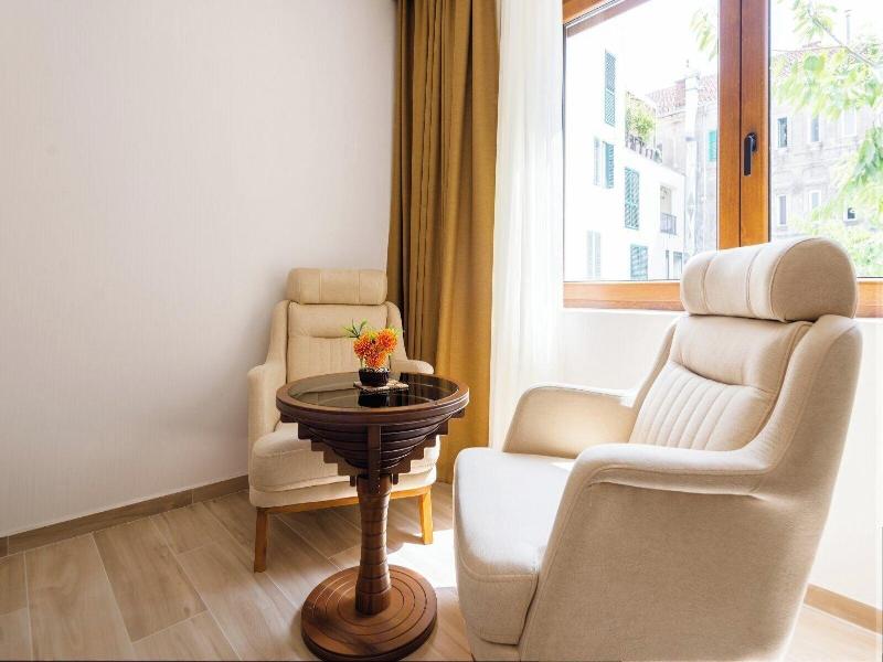 Waikiki Apartments image